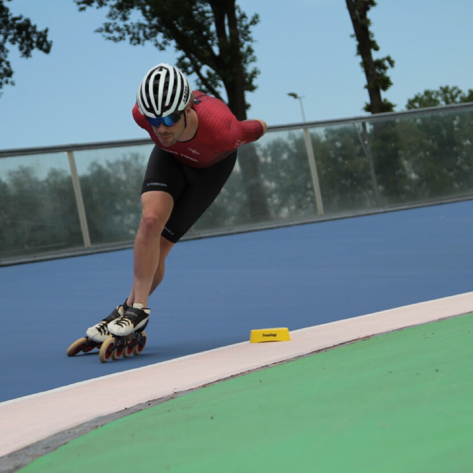 Freelap Canada speed skating training image – skater using wireless timing system for accurate lap timing and performance analysis on ice.