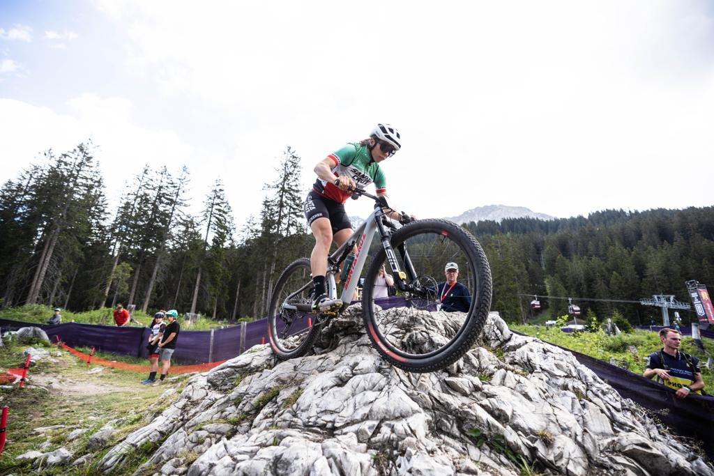Freelap Canada mountain bike training – rider on downhill course using wireless timing system for lap and segment performance tracking