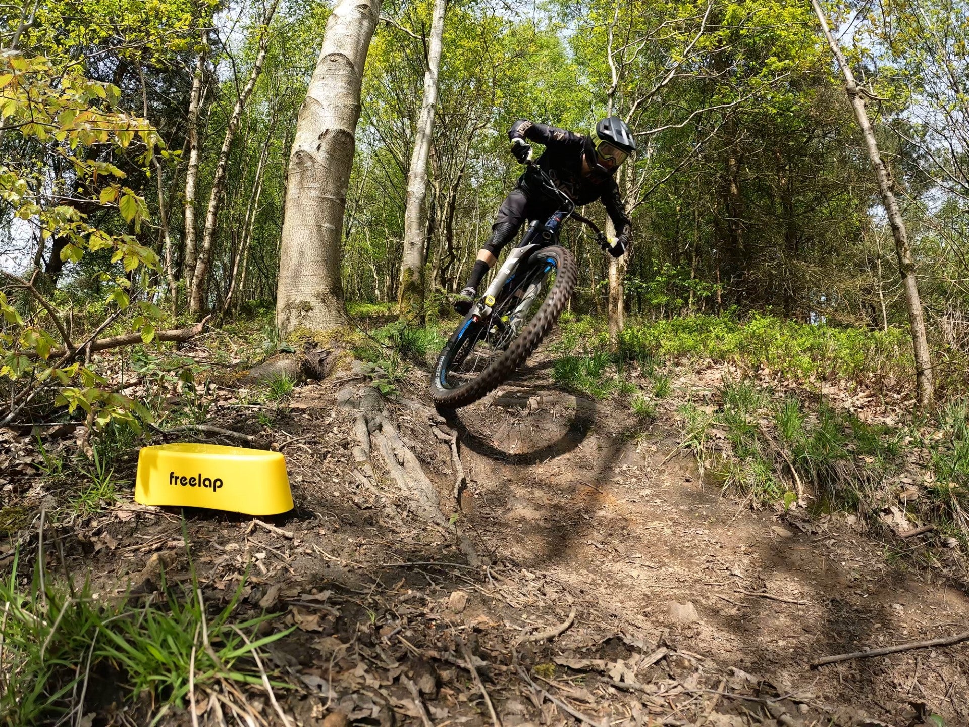 Freelap Canada MTB downhill training – cyclist using wireless timing system for precise lap timing and performance analysis on rugged terrain